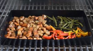 Grilling crisper tray